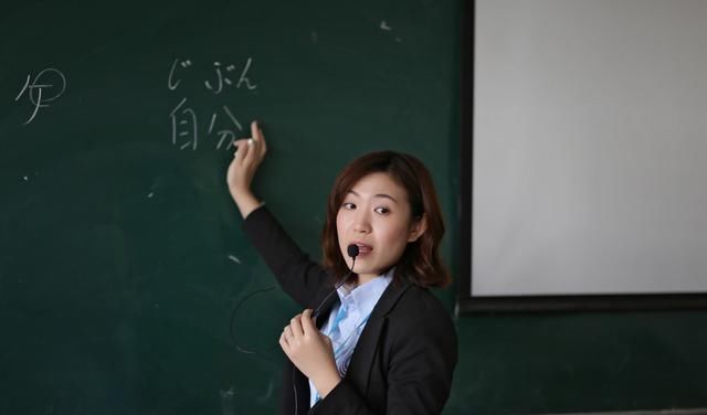  待遇■养老金政策调整后，教师待遇再度上调，退休工资大涨