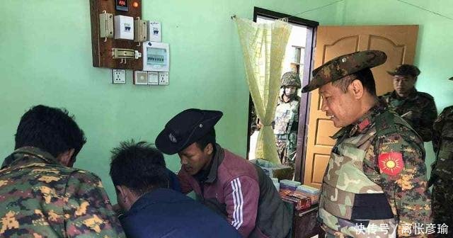 缅军在果敢乡间的“亲善”摆拍