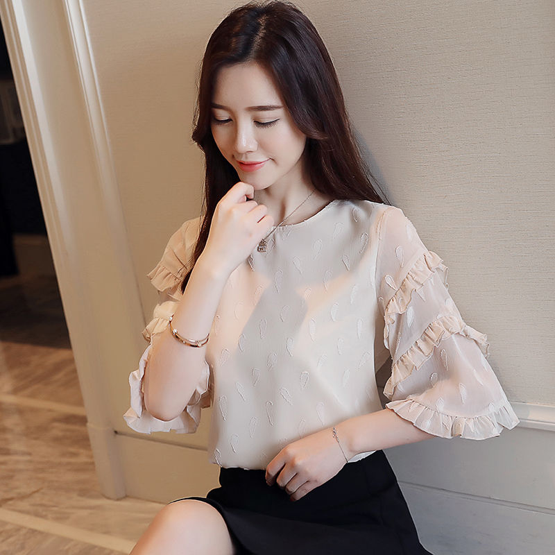 身材丰满的女生还是这样穿，紧身T恤性感火辣，美嫩撩人心