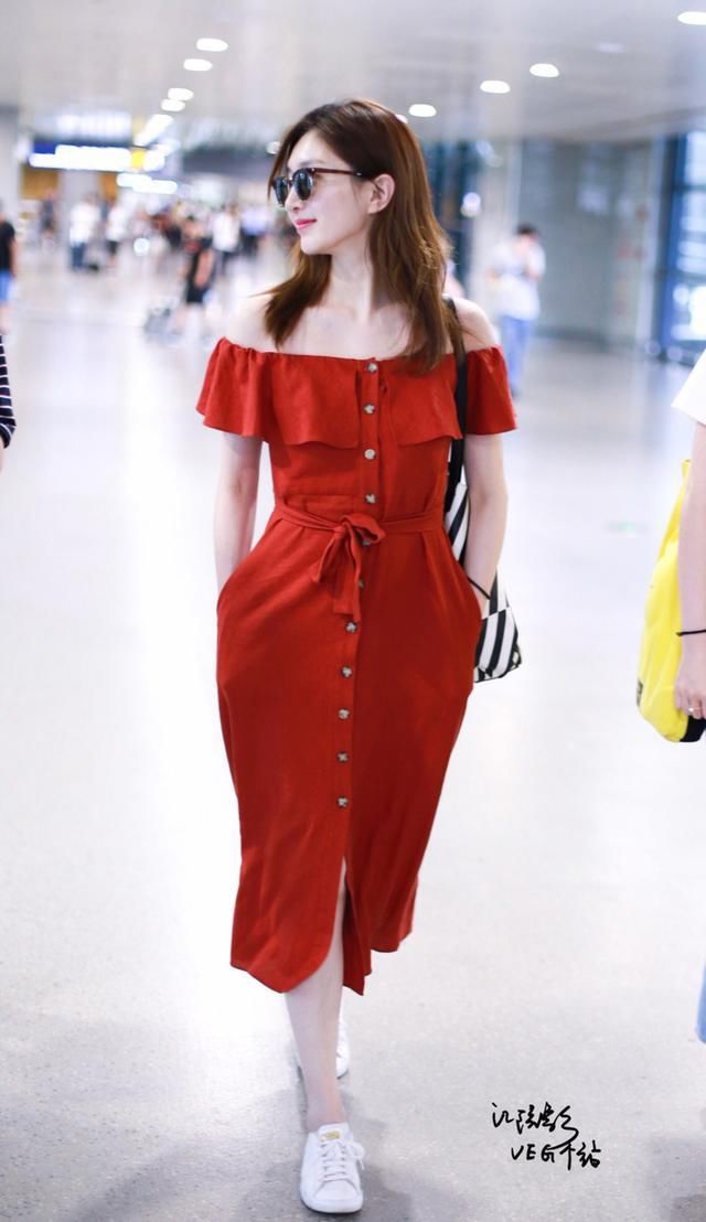 江疏影红色连衣裙亮相机场，网友：上半身好美，下半身是你的吗