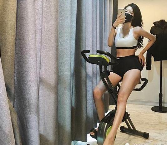 健身女神身材太好，每次夜晚锻炼都带狗！