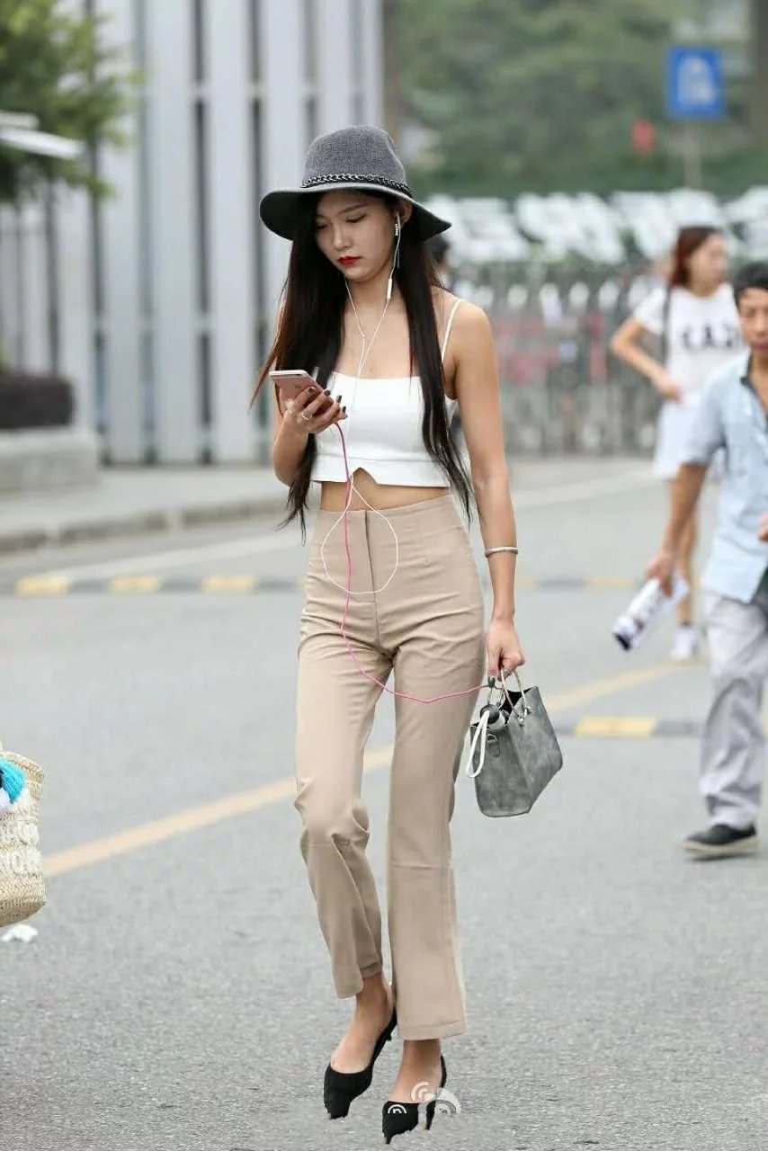 尽显小姐姐凸凹有致的身材