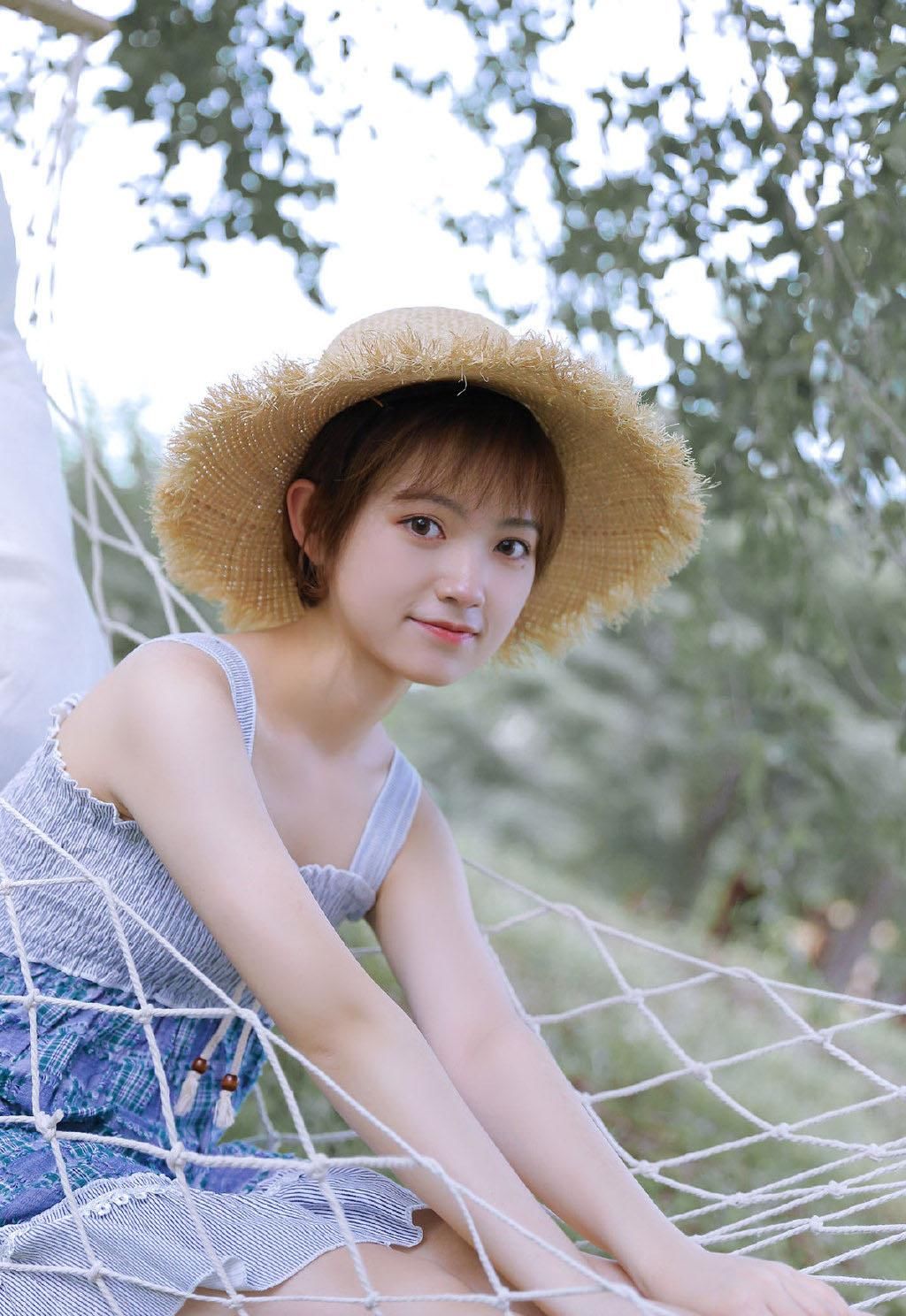 气质大眼美女吊带连衣裙性感户外旅拍图片