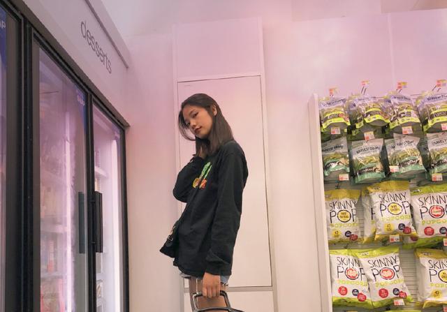 王艺穿香芋色吊带裙，性感仿佛落日女神，网友：被你美哭了！