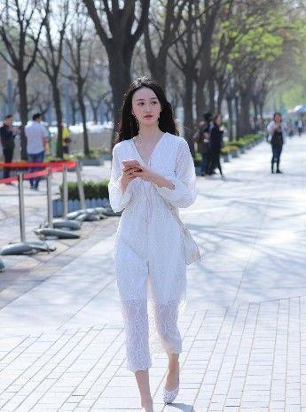 美女街拍, 甜美清新的小姐姐身穿一袭吊带连衣裙, 很是养眼