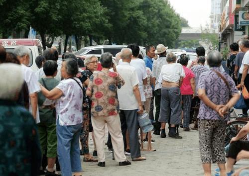 美国女孩在中国, 看到街上的老人后感叹: 他们好像不属于这个时代
