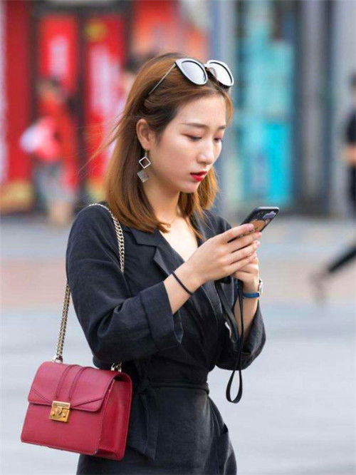 T恤|街拍:俏皮可爱的小姐姐,露肩T恤+休闲短裤,清新又可爱