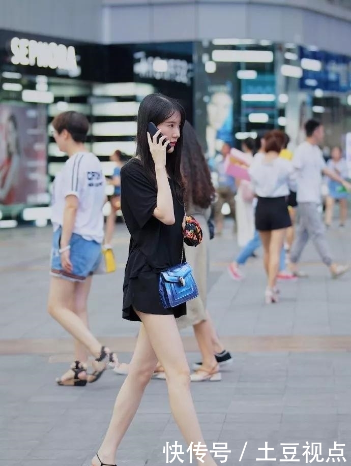 【红色】街拍:粉色吊带连衣裙搭配高跟凉鞋,挺拔了小姐姐曼妙的身姿