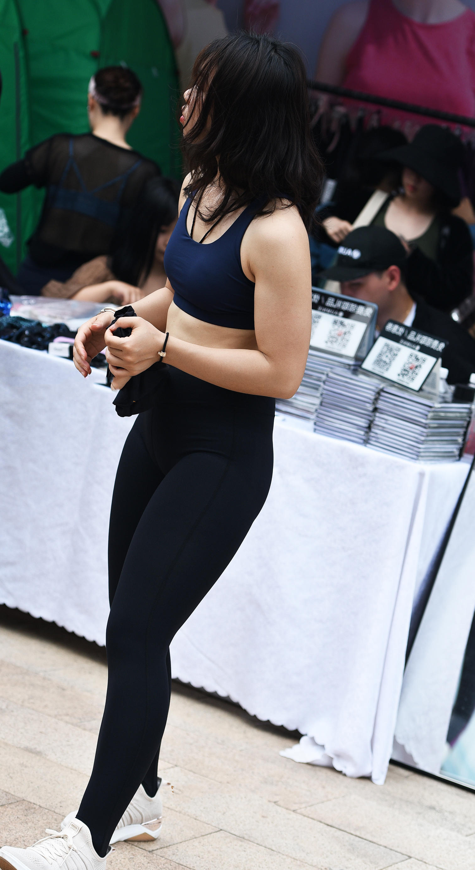 气质小姐姐紧身裤勾勒出丰腴翘臀，刚买的裤子就这么穿走了，很霸