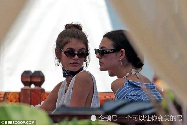 16岁新晋超模与20岁西西里之花度假，两双大长腿上演背影杀