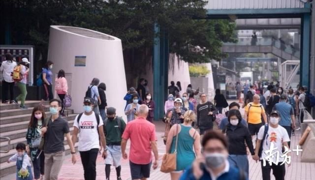  假期：香港假期市民防疫松懈，有人摘口罩“扫街”