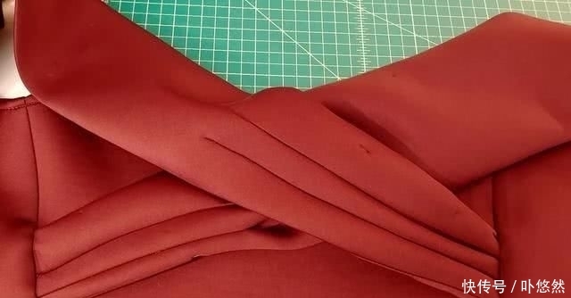 『添加』礼服这样设计才独具一格,原来是从胸前添加褶皱,更加立体有质感