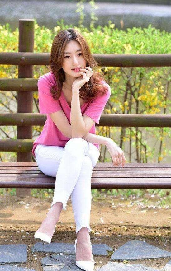 紧身裤浓而不俗，彰显优雅气息，老女人要对自己好点