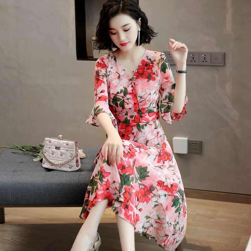 老婆讨厌穿裤装，三伏天只穿优雅裙出门，搭配高跟鞋，女人味十足