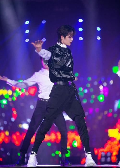 王一博水中唱跳图片