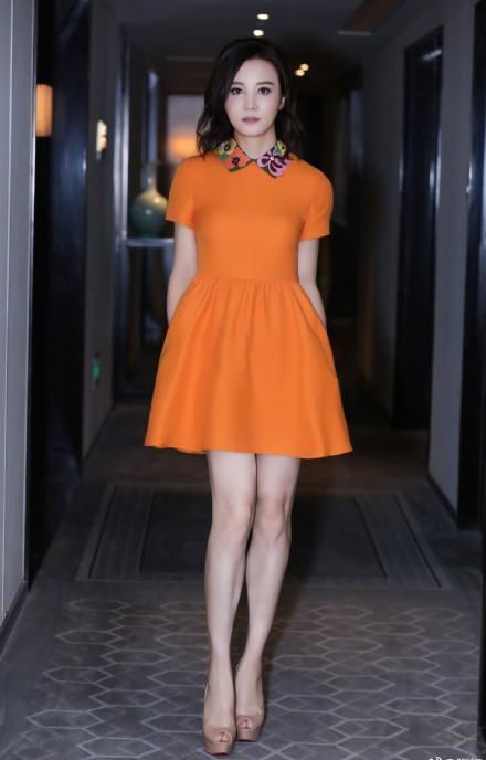 快年过半百的大陶红，还敢穿“细针”鞋，腿都折成这样子!