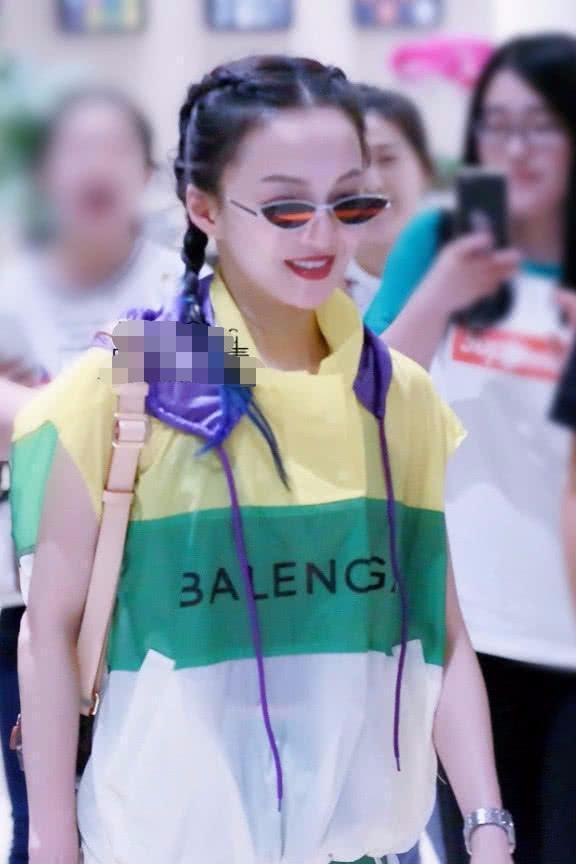 张韶涵太厉害! 迷你短裤也敢穿去机场, 网友: 难怪要塞安全裤