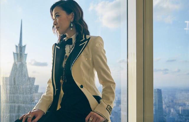 佘诗曼真大胆！波点上衣只穿一半就上台，网友：衣服怎么不好好穿