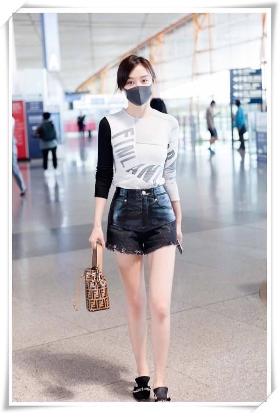 袁姗姗这是啥操作?穿短裤还套个超短皮裙，网友:不捂得慌吗?