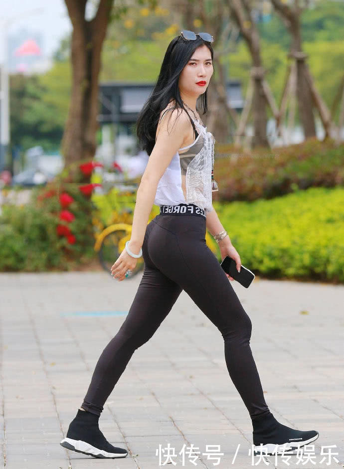 小姐姐穿吊带长得漂亮皮肤白,黑色紧身裤显成熟好身材,笑起来大