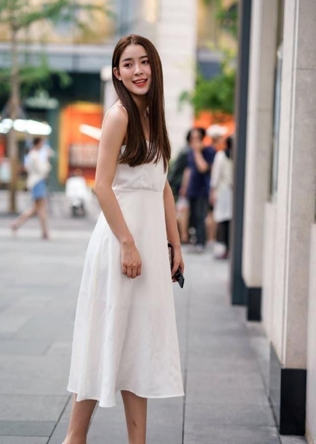 『气质』街拍:笑容甜美的美女,一件白色的连衣裙,时尚气质好身材