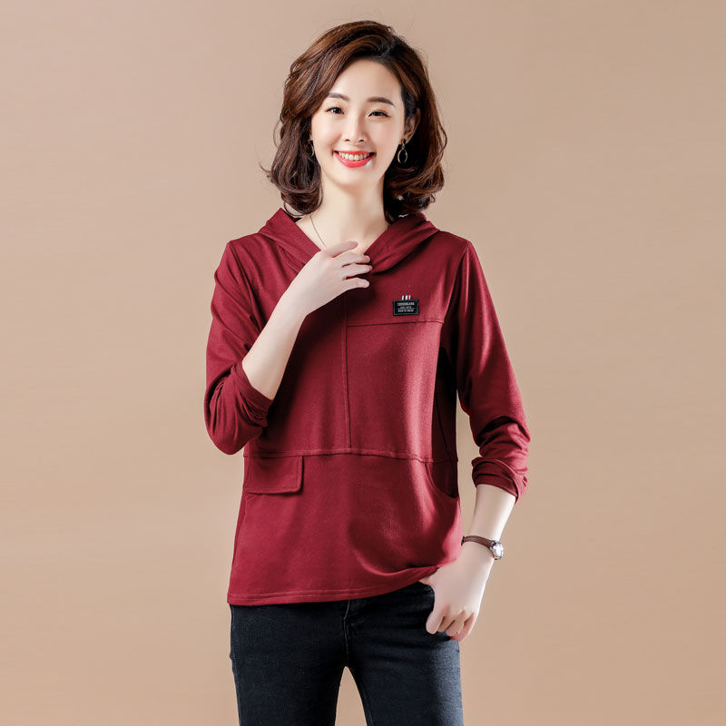 入秋后小姨只穿秋小衫，穿着嫩美又减龄，明明40岁，都说是我姐