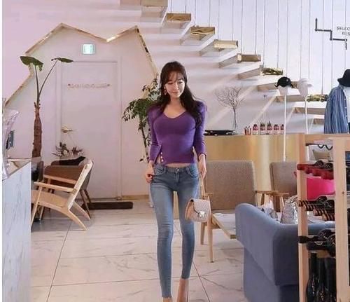 紧身装小姐姐勾勒出S曲线,展现完美身材,很有女人味!