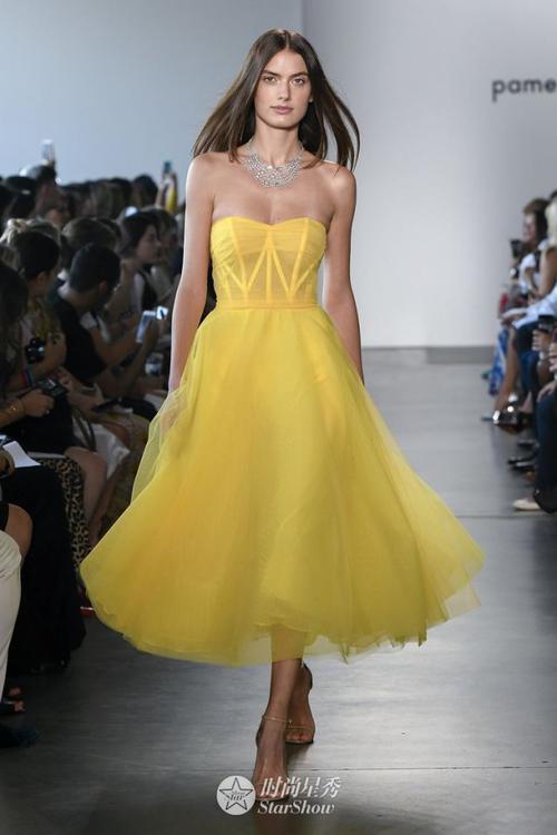 景甜、孟美岐、何穗看秀都能气场全开