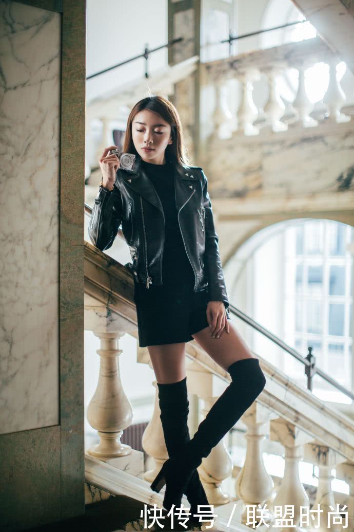 程晓玥胆真大，裙子穿得只能遮住重点，坐下来的瞬间好尴尬啊！