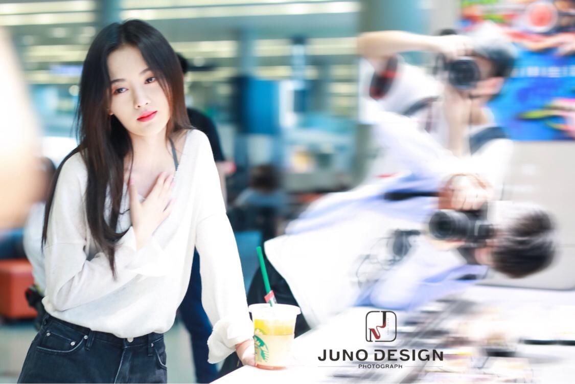 四千年美女鞠婧祎穿露肩装忒撩人，回眸一笑更撩，网友:被迷住了