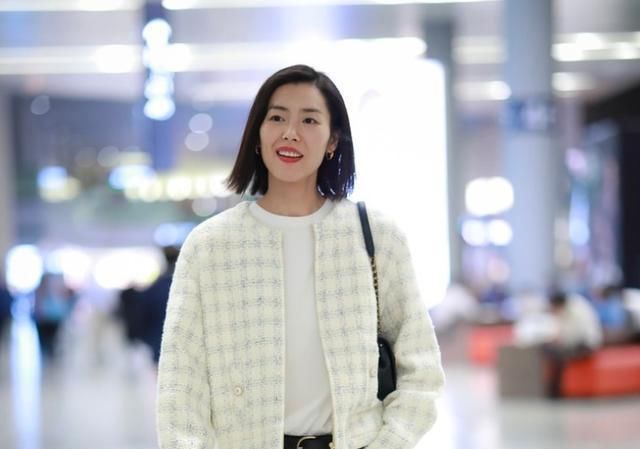  「穿搭」爱说笑“大表姐”刘雯，乳白色外套搭配老爸裤，漂亮又显年轻