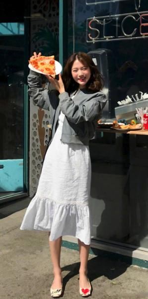 牛仔裤可以分分钟穿出自己的品质感，浅蓝色搭碎花上衣最撩人