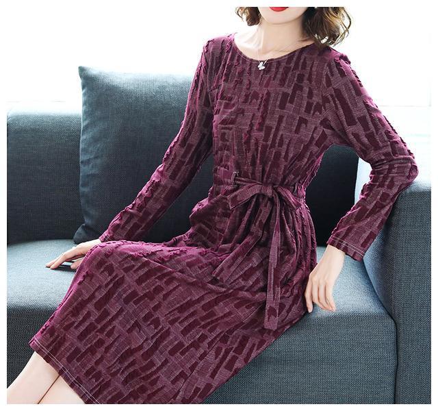 不要在衣服不见了的状况下游玩。这条裙子只要穿过膝盖时才美观。