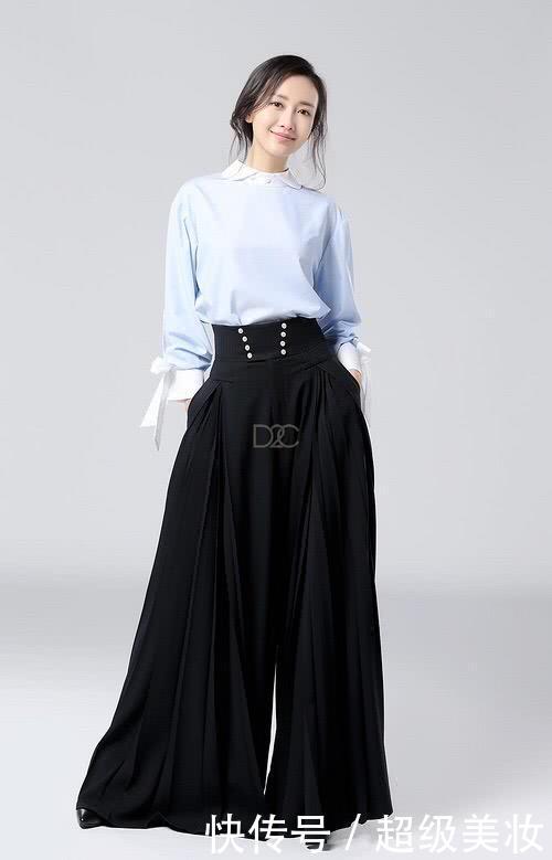 王鸥这阔腿裤也太大了！裤管宽到都能钻进一个人，网友：这才凉爽