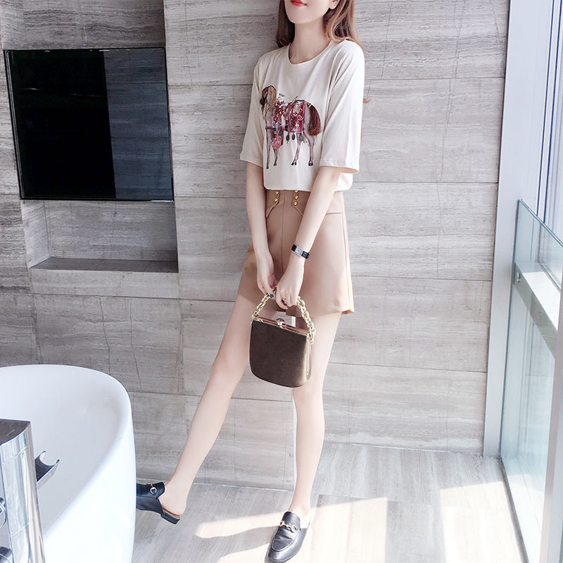 不得了，太美了!三伏天，44岁老婆穿这短裤套装，美得魅力四射