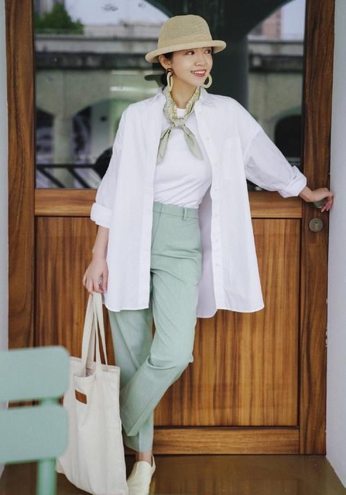『衣摆塞进』三木把时髦“玩”到了极致!身穿白色西装配白色T恤,气质清新淡