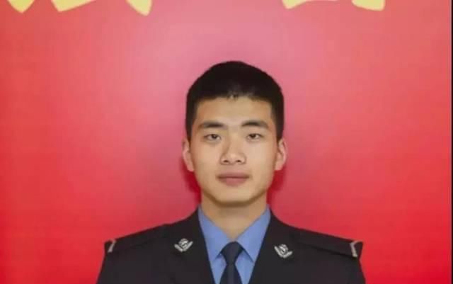  人民警察@藏蓝的警服，干练的头发......