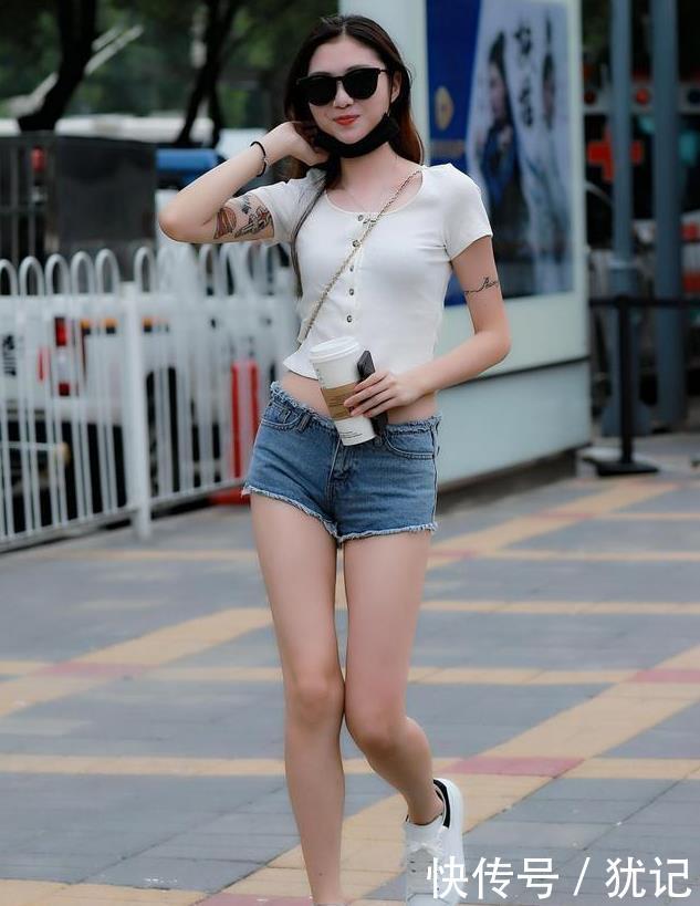  「妩媚」街拍：好朋友一起出行，白短袖搭条黑色百褶短裙，好妩媚
