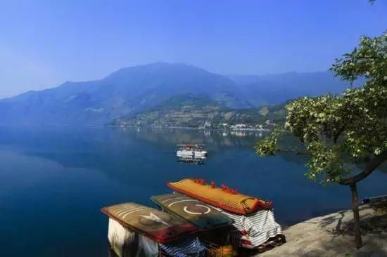 这个湖与邛海、泸沽湖齐名，是四川第三大天然高原湖泊