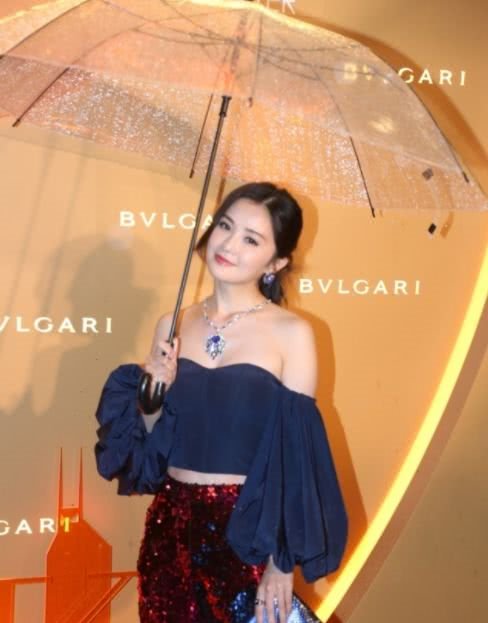 蔡卓妍真敢穿！这么宽松的裤子都能撑起来，网友：勒的不难受吗？