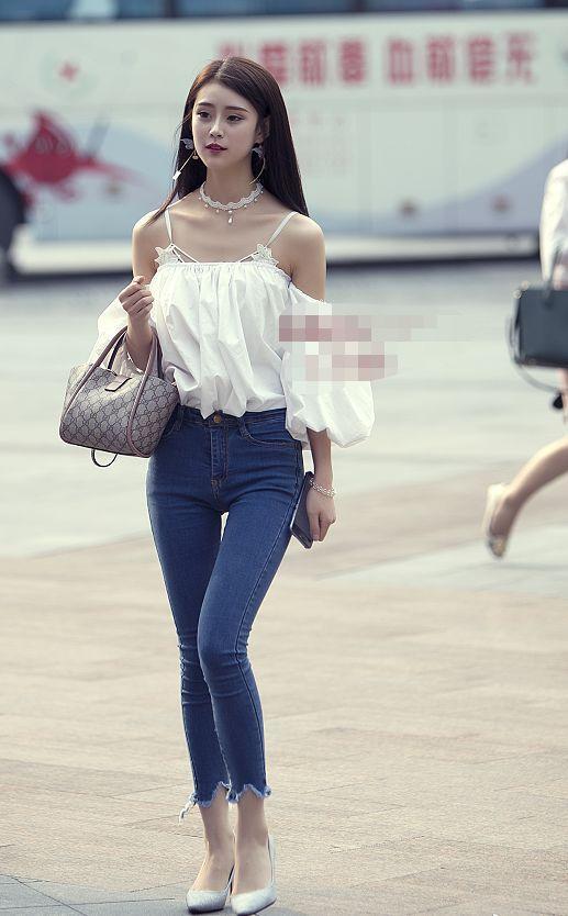 街拍：穿镂空装上阵，给人一种朦胧的美感，真叫人难以抵挡！