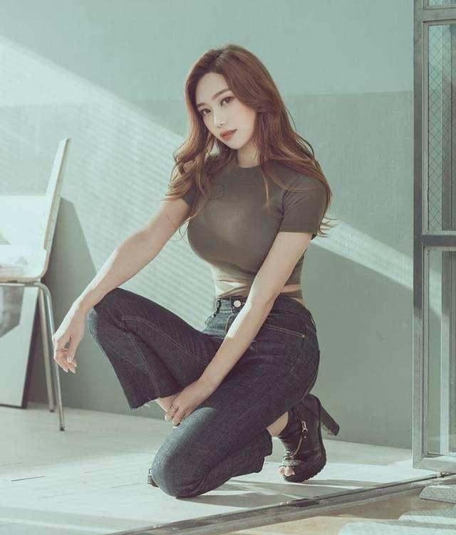 街拍：小姐姐身穿纯白色背心搭配牛仔热裤，尽显女神魅力