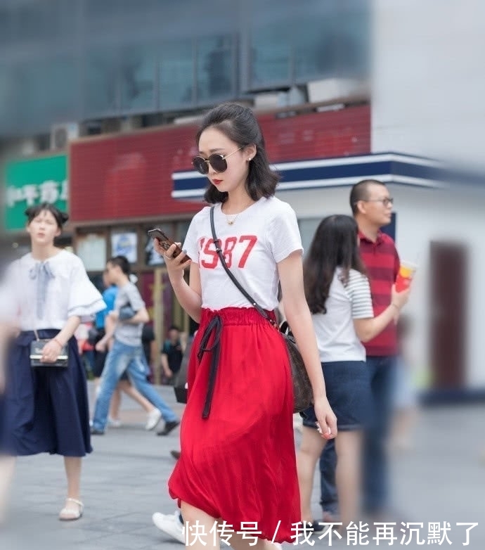 比例■街拍:浅色连衣裙穿美女身上,勾勒出女性黄金比例,尽显女神魅力