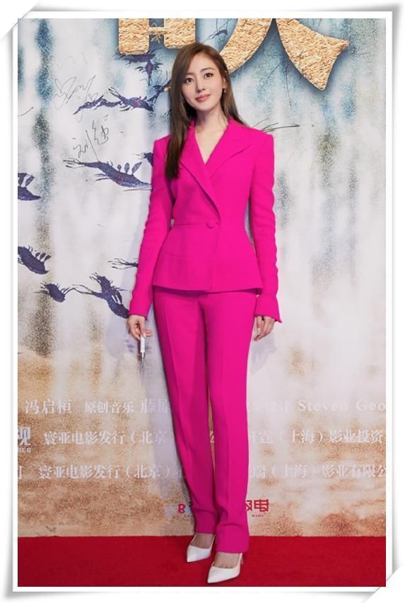 张天爱168，李冰冰166，两人同穿玫红西装，网友：气场差距尴尬了