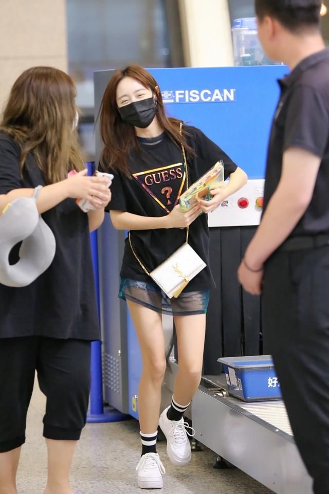 黄婷婷真猛，这么短的裤子也敢穿，难怪外面要穿上一层薄纱