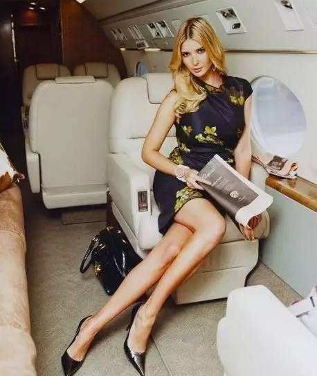 37岁的伊万卡:蕾丝裙配高跟鞋,最后一张穿旗袍坐着真显腿!