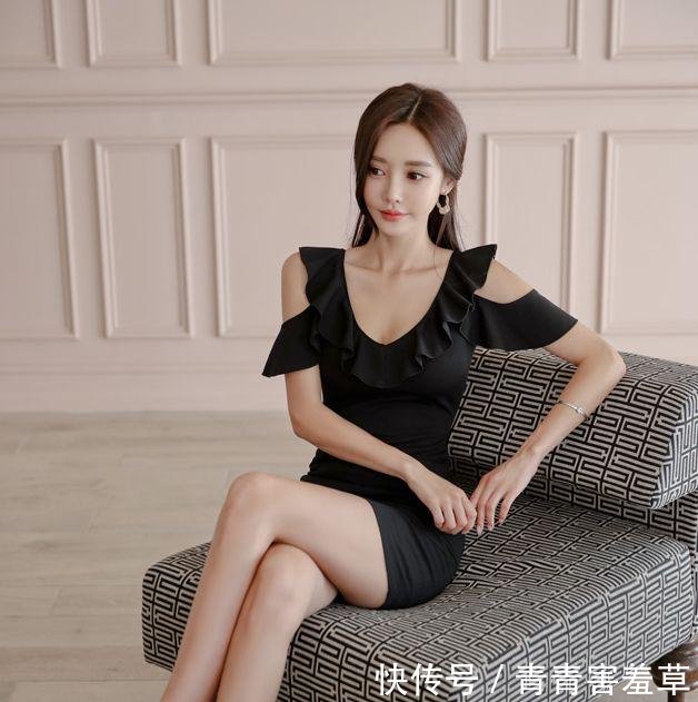 黑色露肩包臀裙，迷人的曲线，美女自然是天生丽质