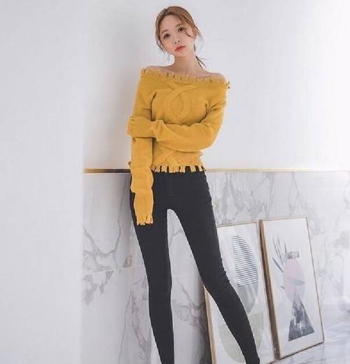  【秀外慧中】秀外慧中的美女，一件灰色上衣配牛仔裤，青春靓丽！