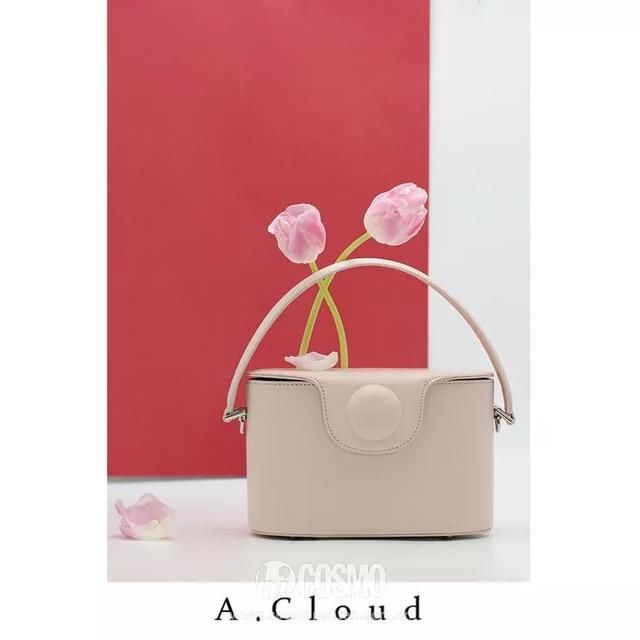 男朋友买了两个500块的包包送我，超开心!