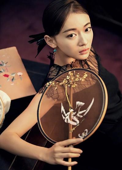 吴谨言拍摄照片太撩人，肉粉色的V领内衬，网友:傅恒哪里受得了